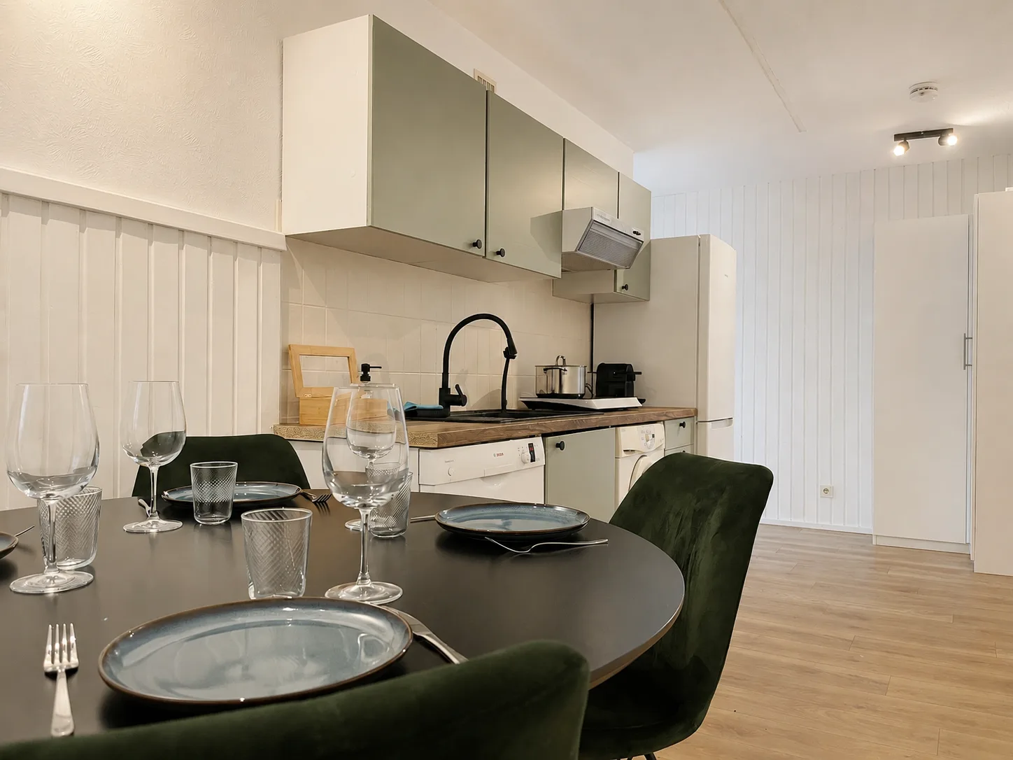 Küche und Essbereich der Ferienwohnung Chiemsee